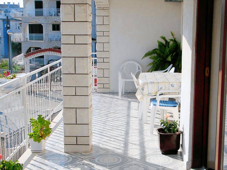 Rental apartment with terrace — photo 2