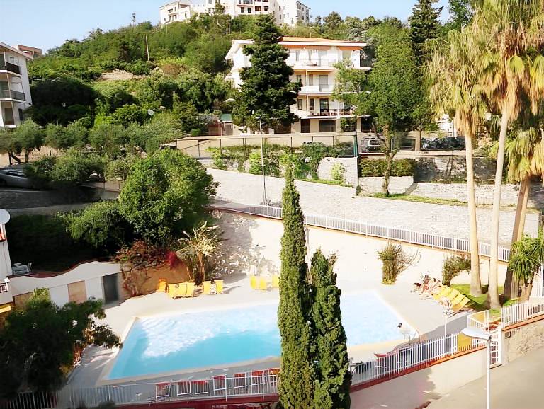 Serviced apartment with pool, garden & terrace in Loano