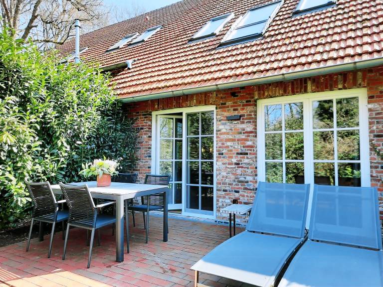 East Frisian chic: Holiday home in country house with private lake — photo 3