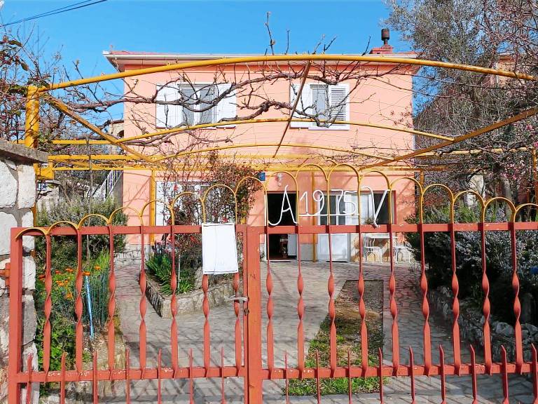 Apartment with barbecue, terrace & yard | Pets allowed — photo 2