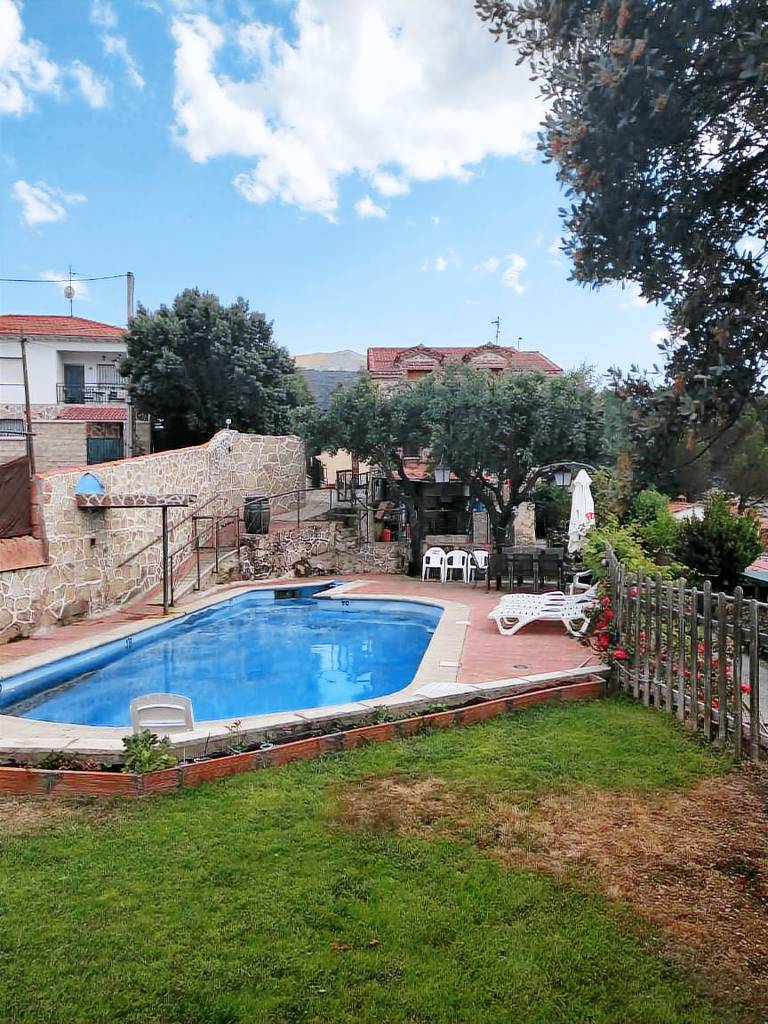 House with pool, yard & BBQ — photo 4