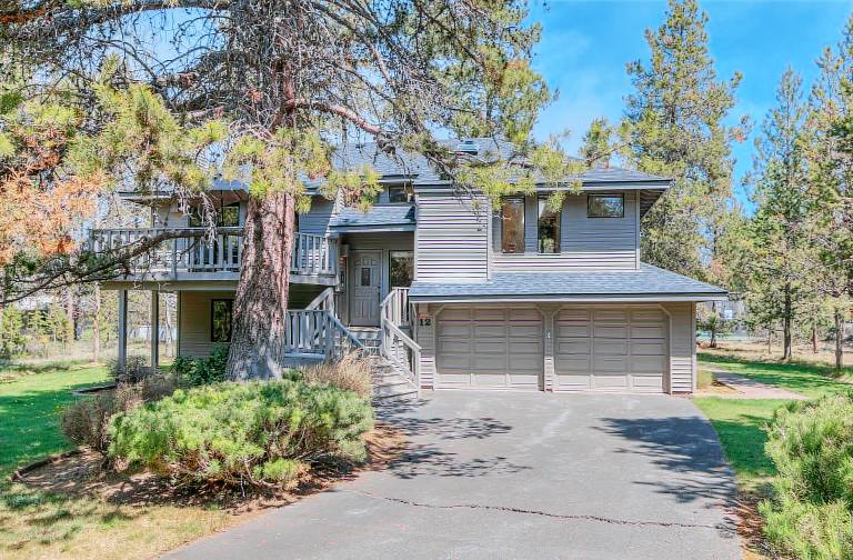 Vacation home with BBQ, jacuzzi & fast internet | Mountain view — photo 2