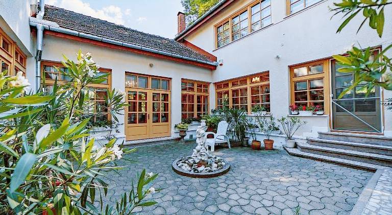 Big lodge with yard, BBQ & terrace | Pet-friendly — photo 2