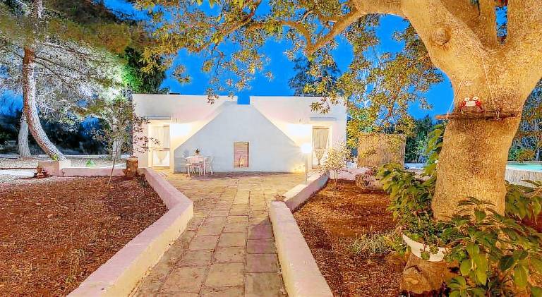 Villa with pool, yard & grill | Pets allowed — photo 5