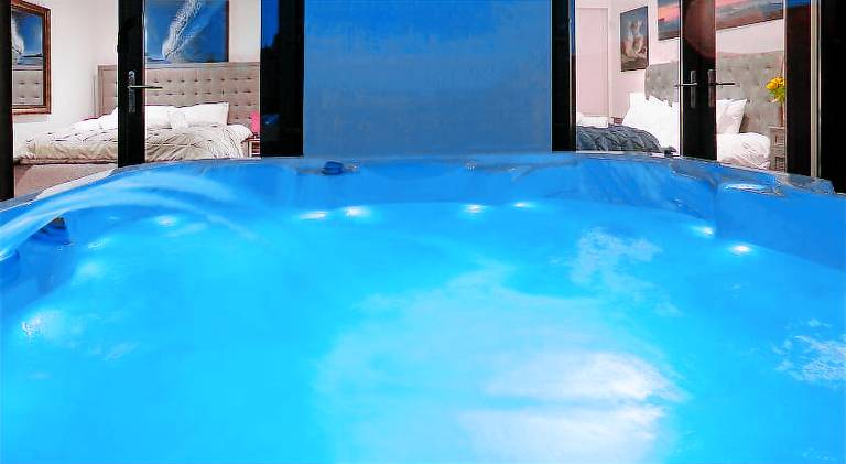 House with jacuzzi — photo 3
