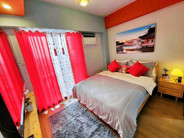 Cozy couples getaway nr BGC w Wifi/Netflix/Disney in Pasay