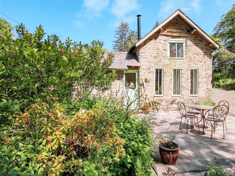 Cottage with garden — photo 2