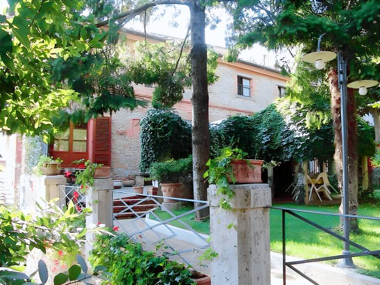 Serviced apartment with barbecue, garden & pool in Sinalunga