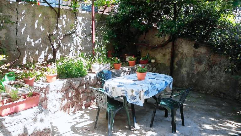 Rental apartment with BBQ, yard & terrace — photo 5