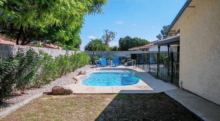 House with pool — photo 4