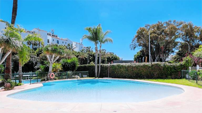 Fully equipped rental apartment with patio, garden & pool | Sea view | Close to the beach | Dogs allowed — photo 2