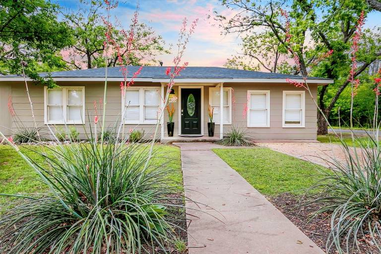 Children-friendly house with jacuzzi | Mountain view | Pets allowed in Fredericksburg, TX