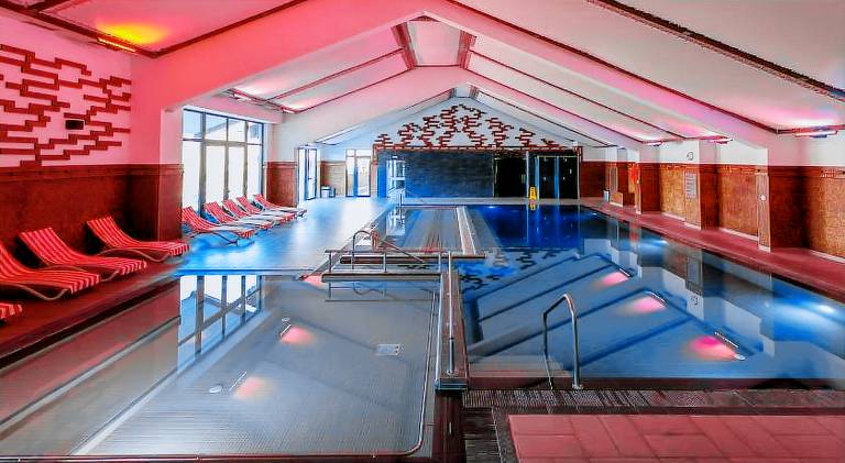 Family-friendly spacious serviced apartment with hot tub, yard & pool | Pets are welcome — photo 2