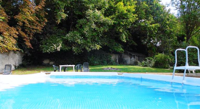 House with grill, yard & pool — photo 4
