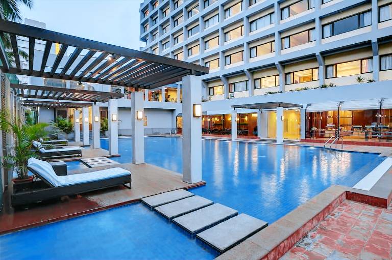 Dolphin Hotel