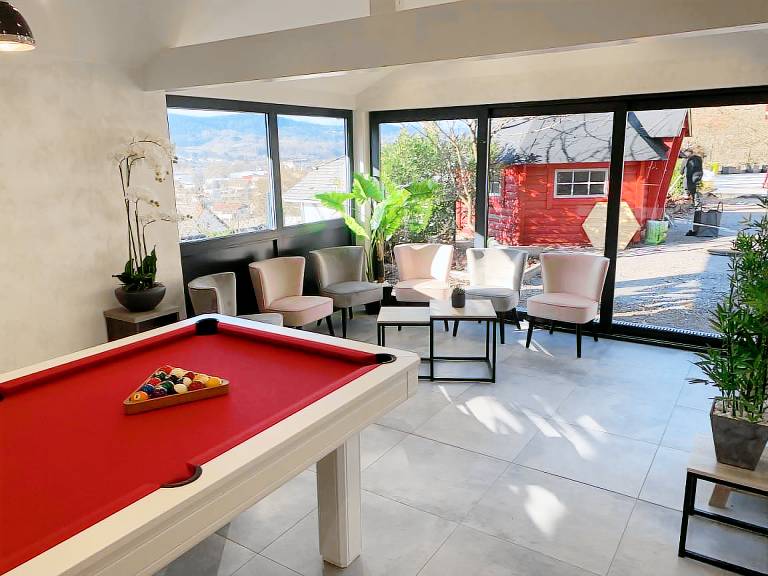 Chalet with jacuzzi, grill & yard | Garden view — photo 2