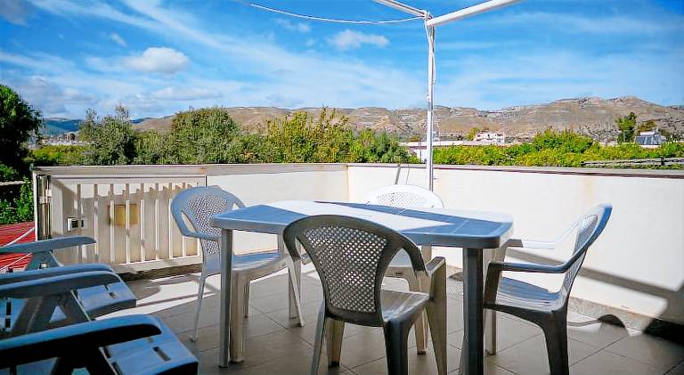 Vacation home with terrace, barbeque & yard — photo 5