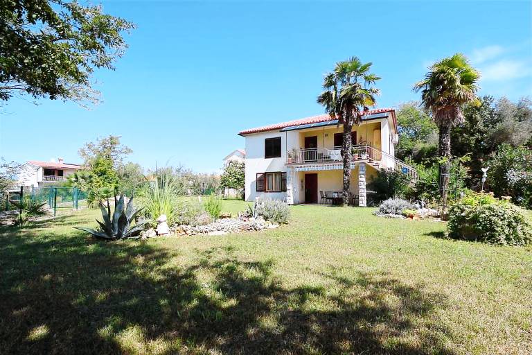Holiday apartment with barbeque & patio in Omisalj