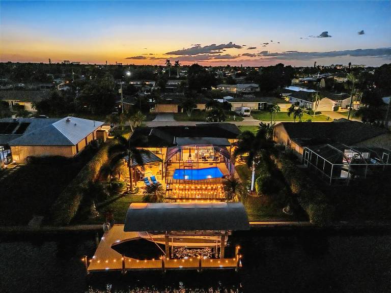 Waterfront Bliss with Saltwater Pool, Hot Tub & Dockside Fire Table – Kathy's Cottage - Roelens — photo 4