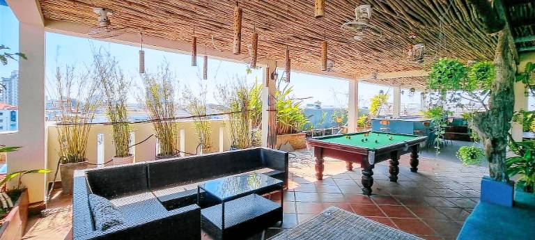 Spacious serviced apartment with barbeque, pool & patio | Dogs allowed — photo 5