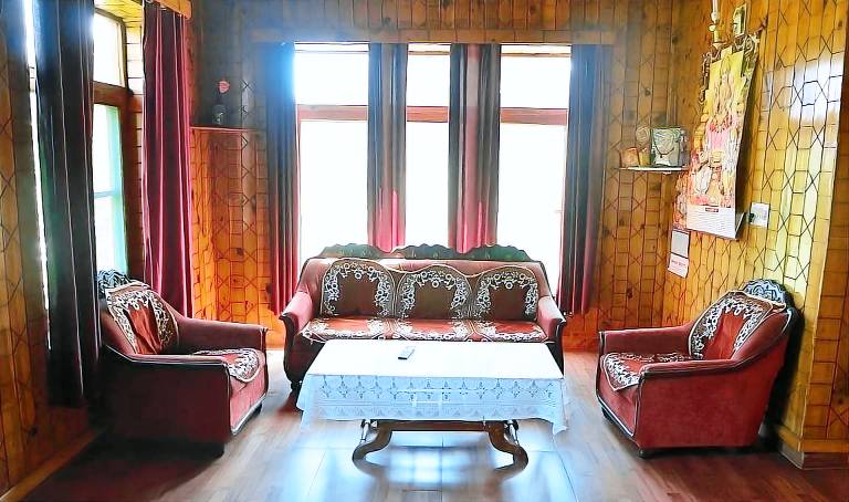 CozyNook Manali Balcony with 360 Mountain Views — photo 2
