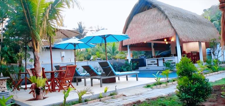 Bungalow with pool, patio & garden — photo 4