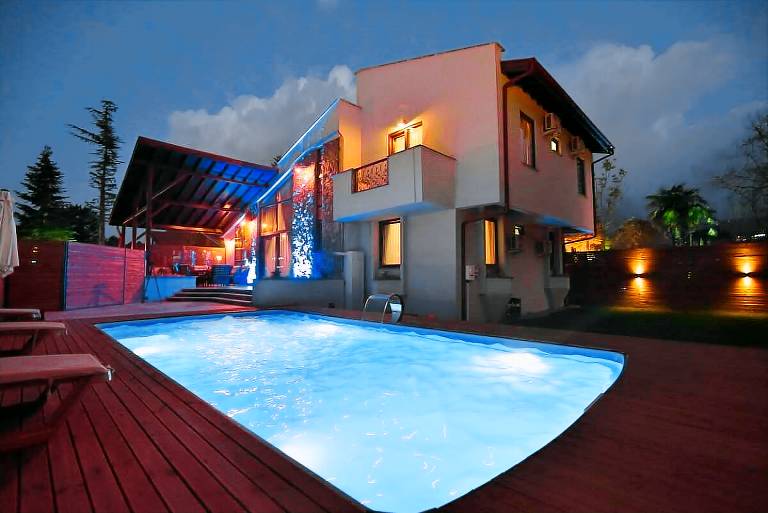 Villa with yard, pool & jacuzzi | Water view | Good for workation in Sapanca