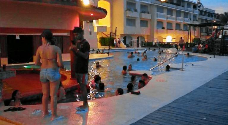 Beautiful serviced apartment with yard, patio & pool | Pets are welcome — photo 5