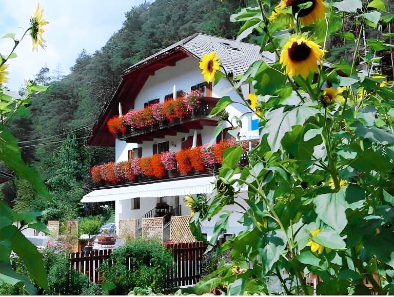 Residence Obermoarhof - Family Apartments with Pool & Playground in Terento