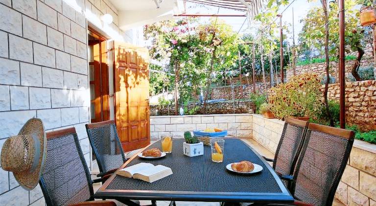 Holiday apartment with patio, barbecue & garden — photo 4