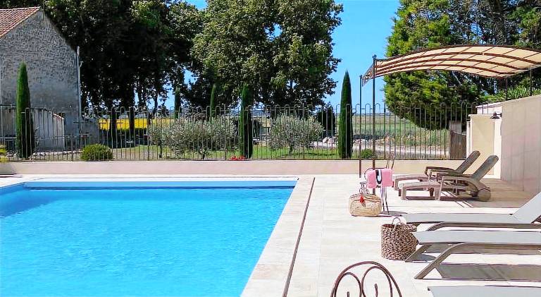 Vacation home with yard, pool & BBQ in Fontvieille