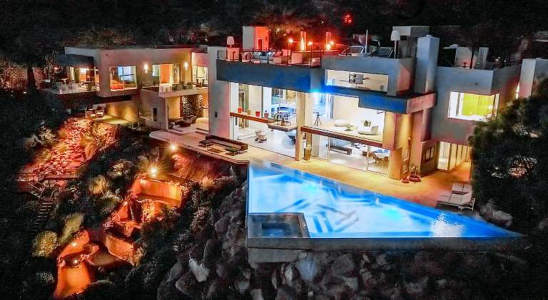 House with jacuzzi & pool in Phoenix, AZ