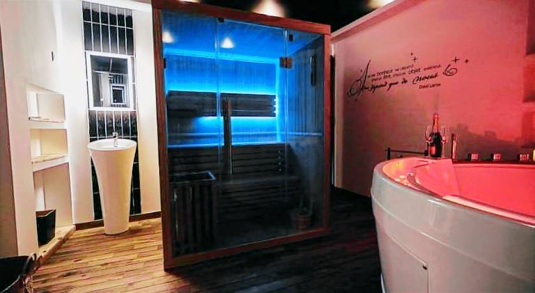Apartment with jacuzzi — photo 2