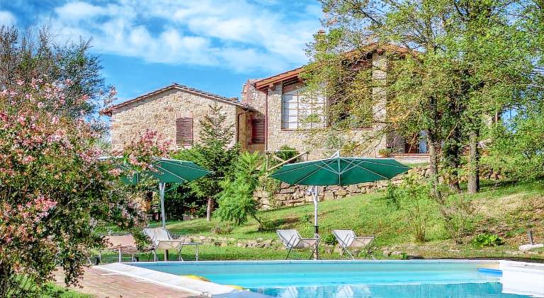Holiday apartment with terrace, pool & yard — photo 5