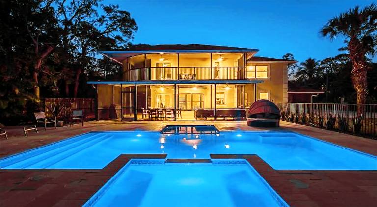 Vacation home with hot tub & pool — photo 3