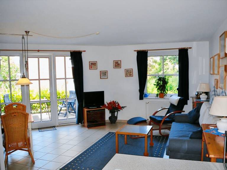 Holiday apartment with yard, BBQ & patio — photo 4