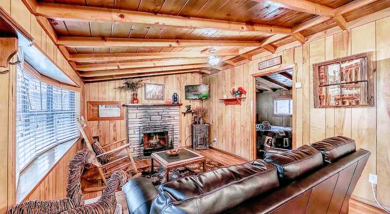 Vacation home with hot tub — photo 4