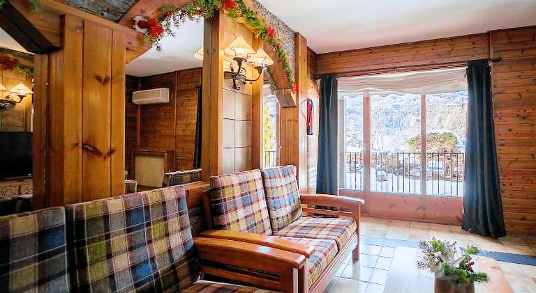 Family-friendly charming serviced apartment with hot tub, pool & terrace | Pets allowed — photo 4