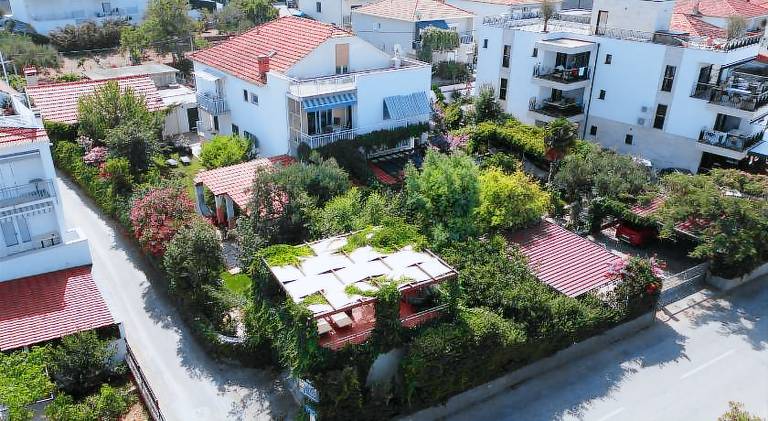 Holiday apartment with barbecue, yard & patio in Okrug