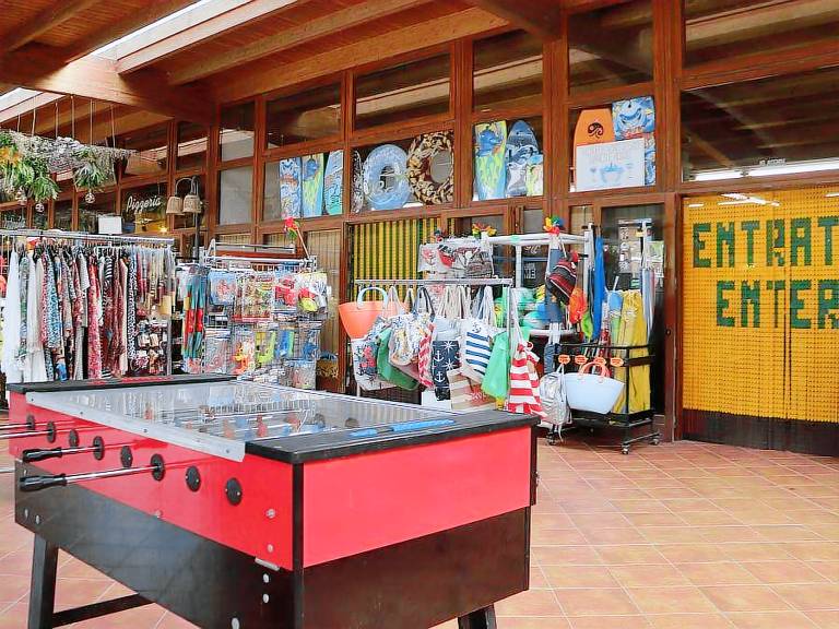 Mobile home with patio & pool — photo 3