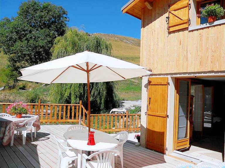 Gite with patio & barbeque — photo 2