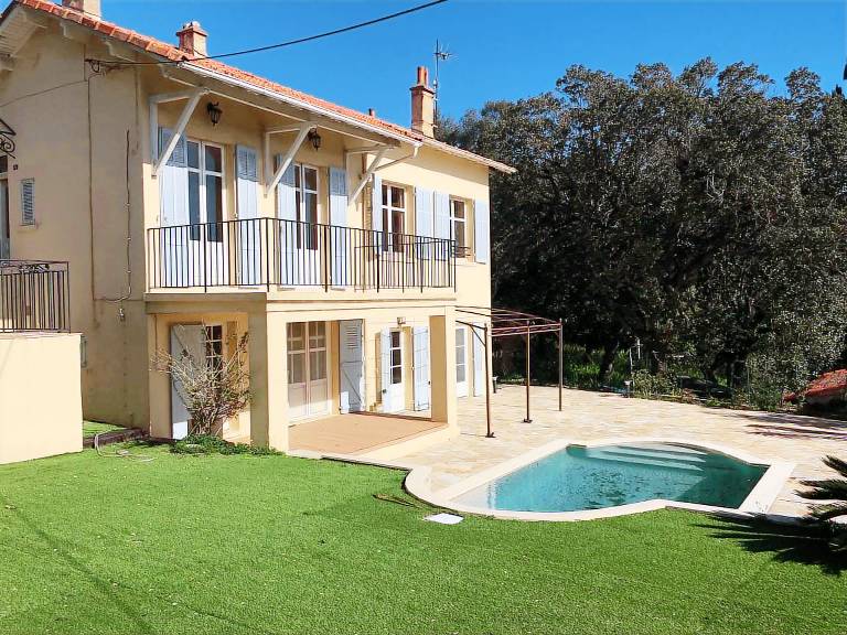 Fully equipped vacation home with grill, private pool & yard | Pet-friendly in Sainte-Maxime