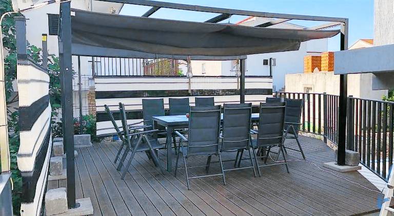 Charming serviced apartment with pool, yard & patio | Beach nearby | Pets are welcome — photo 5