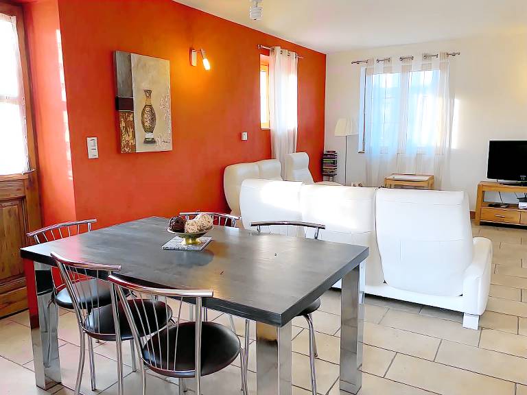 Family-oriented vacation home with garden, fast internet & pool | Garden view | Good for workation | Pet-friendly — photo 3