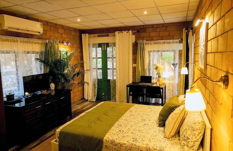 Boutique Farmstay with AC, WiFi & outdoor kitchen! — photo 2
