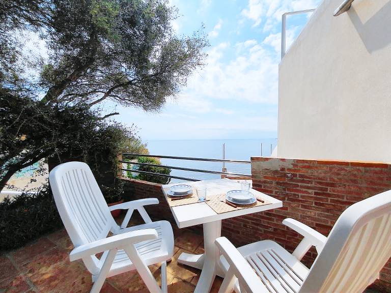 Apartment with pool, yard & patio | Sea view — photo 4