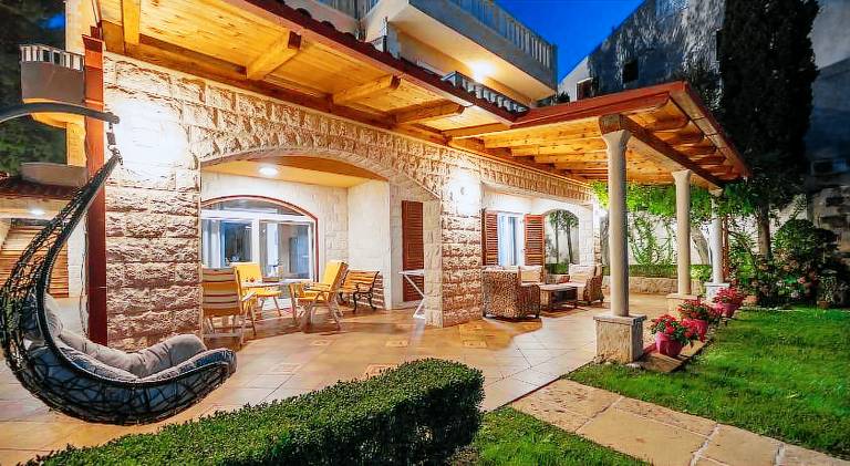 Villa with pool — photo 4