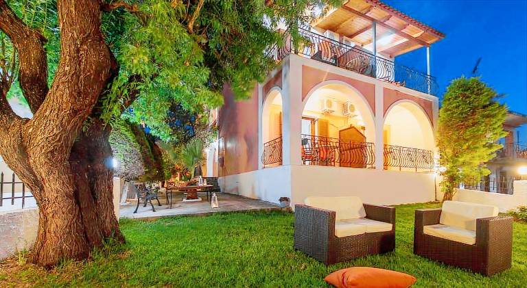 Rental apartment with terrace, yard & grill — photo 3