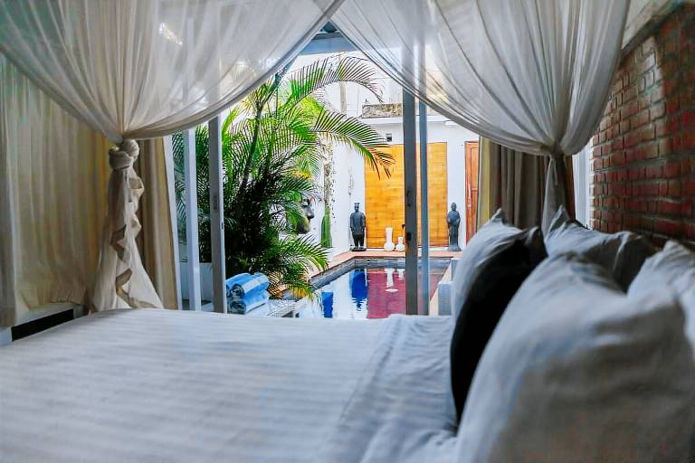 Villa with terrace, garden & pool — photo 2