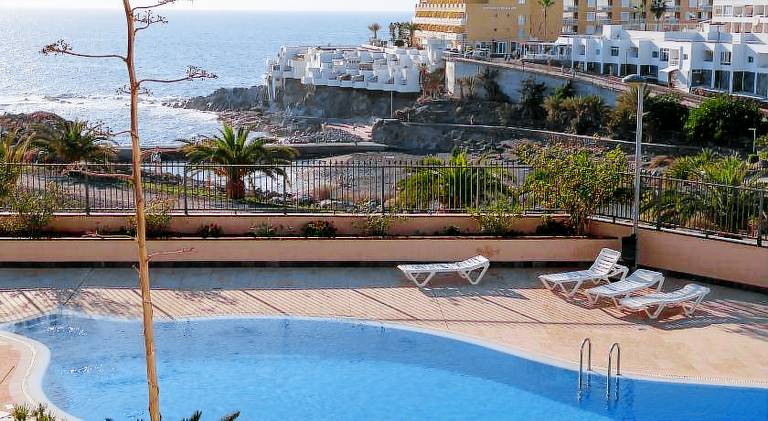 House with pool — photo 3